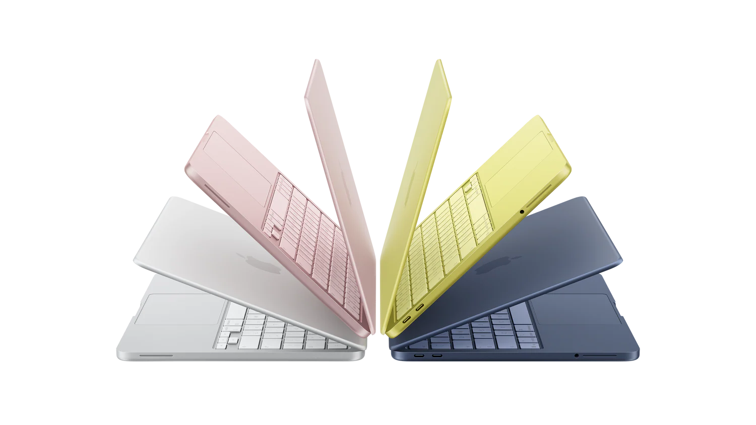 Vier Apple MacBook Air Laptops sind in einem Halbkreis angeordnet, jeder offen und nach außen gerichtet, in vier Farben: Silber, Pink, Gelb und Blau, vor einem weißen Hintergrund.