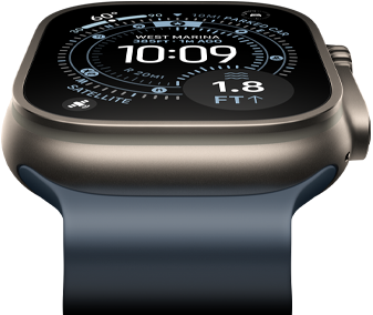 Apple Watch Ultra 3, nach vorn geneigt, Titangehäuse Natur, Kompass auf dem Orientierung Zifferblatt, Ocean Armband Maritimblau