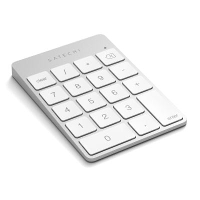 Der „Satechi Slim Wireless Keypad Silver“ ist ein kabelloses Ziffernblock mit weißen Tasten, der die Ziffern 0–9, Rechenoperatoren sowie die Tasten „Clear“ und „Enter“ umfasst. Der Markenname „Satechi“ ist oben auf diesem eleganten Ziffernblock deutlich zu erkennen.