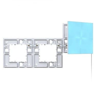 Ein blaues, beleuchtetes, quadratisches Paneel wird mit dem Nanoleaf Canvas Screw Mount Kit 9 PK von Nanoleaf an einem weißen, rechteckigen Rahmen mit offenen Abschnitten befestigt. Ein dünner Draht erstreckt sich von der unteren rechten Ecke auf einem schlichten weißen Hintergrund.