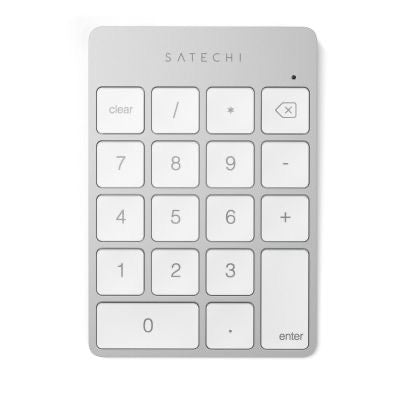 Eine Draufsicht zeigt das „Satechi Slim Wireless Keypad Silver“ von Satechi, eine kabellose Zifferntastatur mit weißen Tasten, die die Ziffern 0–9, Rechenoperatoren sowie die Tasten „Clear“, „Backspace“ und „Enter“ umfasst.