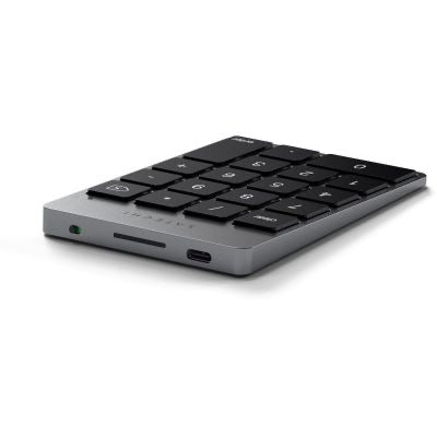 Eine Nahaufnahme des „Satechi Slim Wireless Keypad“ in Space Gray von Satechi, das sich durch ein schlankes Design in Schwarz und Silber mit einem USB-C-Ladeanschluss und einer Kontrollleuchte auszeichnet und hier auf weißem Hintergrund abgebildet ist.
