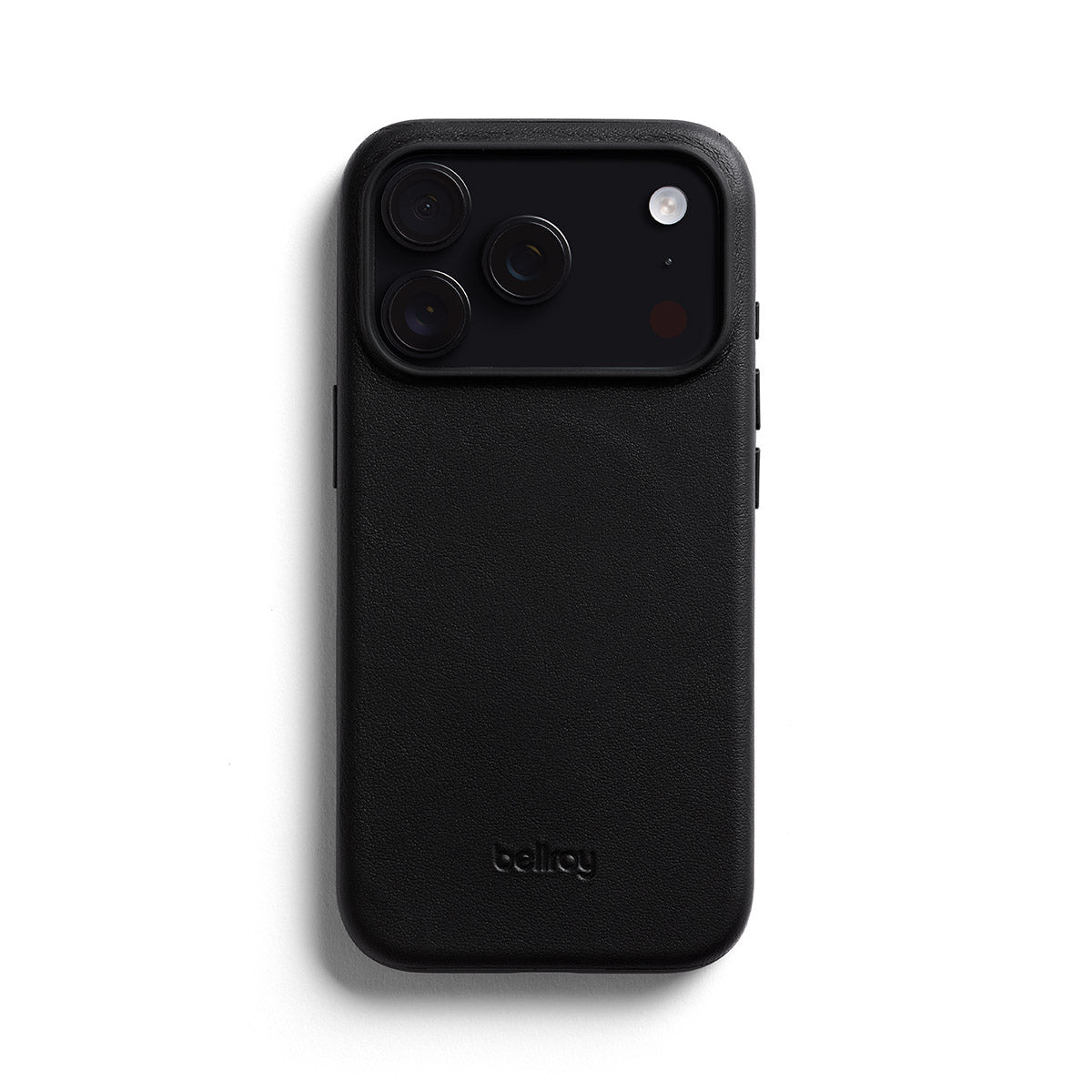 Ein schwarzes iPhone 17 Pro wird in der Bellroy-Hülle „Bellroy Phone Case – 0 card iPhone 17 Pro – Black“ von Bellroy gezeigt, die MagSafe-kompatibel ist und über eine Dreifachkamera verfügt, vor einem weißen Hintergrund.