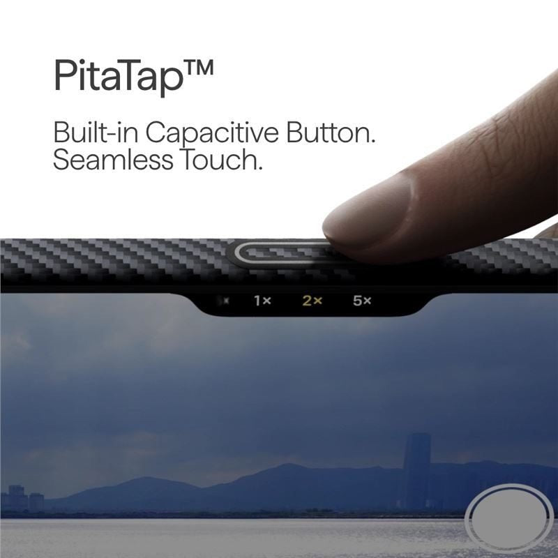 Ein Finger berührt den integrierten kapazitiven PITAKA PitaTap™-Taster eines iPhone 17, das durch die ultradünne und äußerst schützende PITAKA Aramid Ultra Slim-Hülle in Schwarz geschützt ist; auf dem Bildschirm des Geräts ist eine verschwommene Stadtansicht zu sehen.