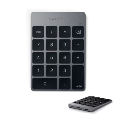 Ein elegantes „Satechi Slim Wireless Keypad Space Gray“ von Satechi mit schwarzen Tasten und einem grauen Metallrahmen wird sowohl von oben als auch in einer schrägen Seitenansicht gezeigt. Diese kabellose Tastatur verfügt über Ziffern, Rechenzeichen und Funktionstasten.