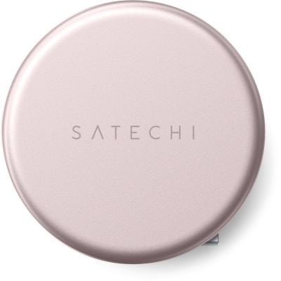 Der Satechi OntheGo 5-in-1-Multiport-Adapter ist ein rundes Gerät in Blush-Farbe mit dem Aufdruck „SATECHI“ in der Mitte. Er besticht durch eine glatte Metalloberfläche und ein minimalistisches Design – damit verkörpert er perfekt die Eleganz und Vielseitigkeit, für die Satechi bekannt ist, und bietet gleichzeitig umfassende Anschlussmöglichkeiten für moderne Geräte.