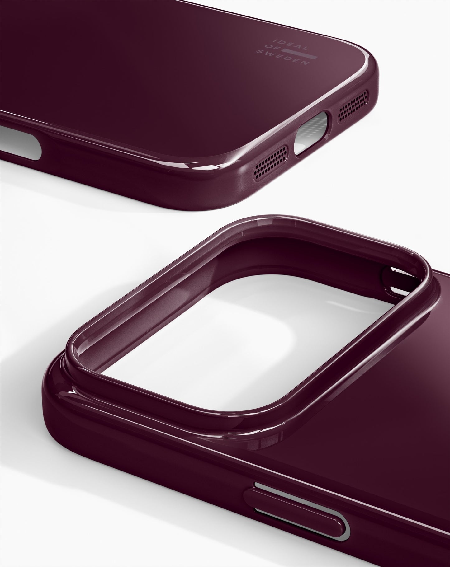 Hier ist Ihr überarbeiteter Satz: Nahaufnahme der „Ideal of Sweden Hülle mit MagSafe für iPhone 17 Pro/18 Pro – Glossy Cherry“ von Ideal of Sweden mit einer glänzenden, dunkelvioletten Oberfläche und präzisen Aussparungen für die Kamera, die Seitentasten und den Ladeanschluss, dargestellt auf weißem Hintergrund.