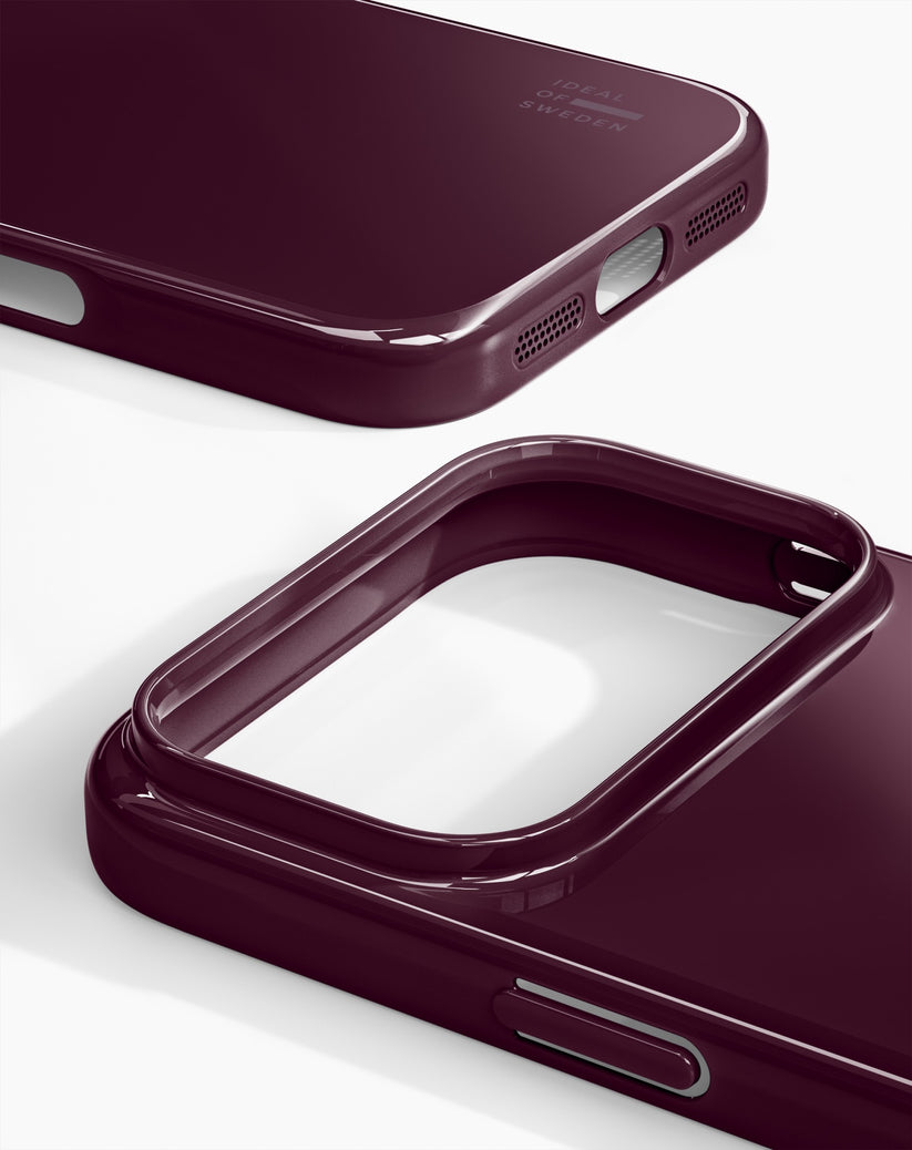 Hier ist Ihr überarbeiteter Satz: Nahaufnahme der „Ideal of Sweden Hülle mit MagSafe für iPhone 17 Pro/18 Pro – Glossy Cherry“ von Ideal of Sweden mit einer glänzenden, dunkelvioletten Oberfläche und präzisen Aussparungen für die Kamera, die Seitentasten und den Ladeanschluss, dargestellt auf weißem Hintergrund.