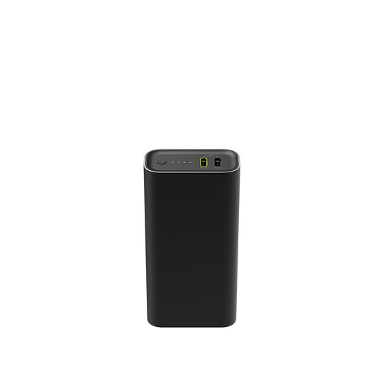 Ein schwarzes, rechteckiges tragbares Ladegerät, die „mophie Powerstation 10K – Schwarz“ von mophie, verfügt auf seiner Oberseite über einen Ein-/Aus-Schalter, LED-Anzeigen und zwei Ladeanschlüsse – darunter einen USB-C-Anschluss. Das Gerät ist vor einem weißen Hintergrund abgebildet.