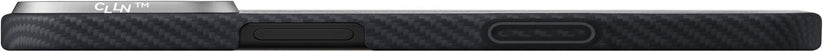 Eine Nahaufnahme der Seitenansicht der PITAKA Aramid Ultra Slim Case für das iPhone 17 in Schwarz mit einer hervorstehenden Kameraaussparung, Tastenabdeckungen und einem karbonähnlichen Muster für erstklassigen Schutz.