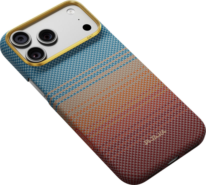 Altın kenarlı bir modül içinde üç kameraya sahip bir akıllı telefon; PITAKA’nın iPhone 17 Pro Max/18 Pro Max için ürettiği “PITAKA Aramid Edge Case – Sunset 2.0” kılıfıyla korunuyor. Bu kılıf, mavi, bej ve kırmızı tonlarında geometrik desenli ultra ince bir koruma kılıfıdır.