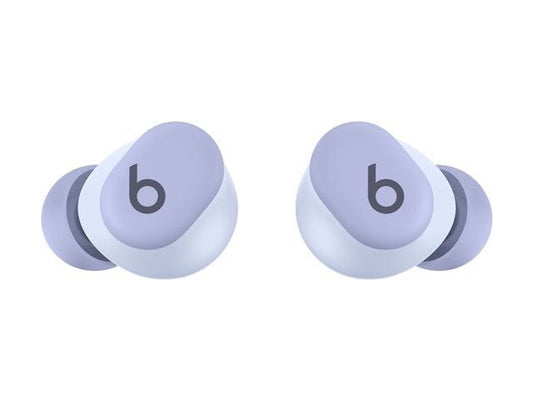 Ein Paar polarviolette Beats Solo Buds, komplett kabellose In-Ear-Kopfhörer von Apple, auf deren Ohrmuscheln jeweils der Buchstabe „b“ als Symbol für die Marke Beats zu sehen ist, vor weißem Hintergrund.