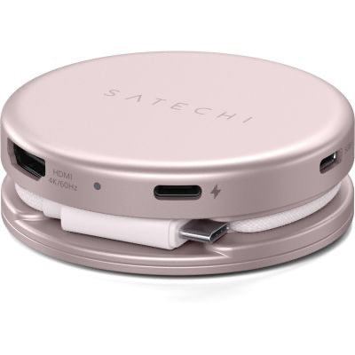 Der Satechi OntheGo 5-in-1-Multiport-Adapter (Blush) bietet vielseitige Anschlussmöglichkeiten, darunter HDMI- und USB-C-Anschlüsse, und verfügt über ein praktisches Ladekabel, das sich ordentlich um den Sockel wickeln lässt.