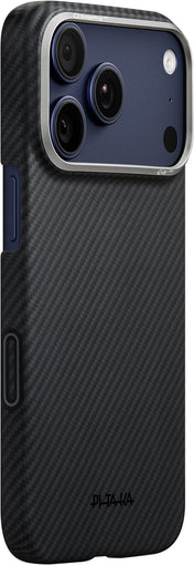 The PITAKA Aramid Ultra Slim Case für iPhone 17 Pro Max in Schwarz besticht durch seine Carbonfaser-Textur und ultradünnen Schutz in Luft- und Raumfahrtqualität, der außergewöhnliche Sicherheit bietet. Die Hülle wurde speziell für das iPhone 17 Pro Max mit seiner Dreifachkamera und dem Blitz auf der Rückseite entworfen. Das dezente PITAKA Logo ist am unteren Rand der Schutzhülle angebracht.