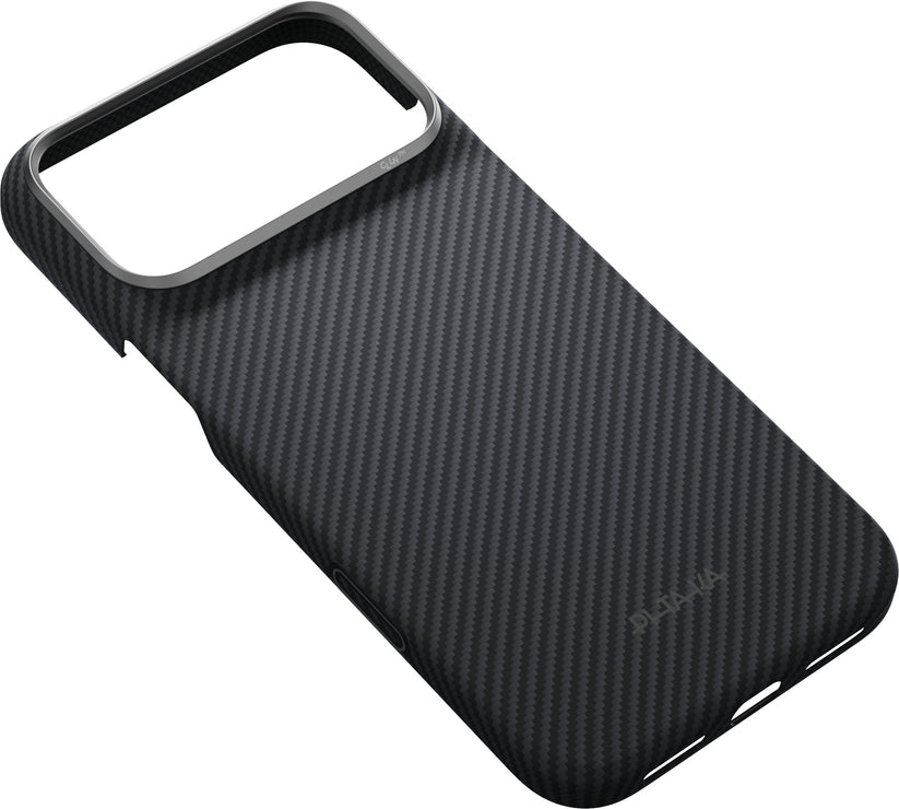 PITAKA Aramid Edge Kılıfını iPhone 17 Pro Max/18 Pro Max için, Siyah renk seçeneğiyle sunuyoruz — karbon fiber dokulu, şık ve ultra ince bir kılıf. Mükemmel uyum için tasarlanan bu kılıf, tüm düğmeler ve şarj bağlantı noktaları için tam uyumlu kesiklere ve kamera için geniş bir dikdörtgen açıklığa sahiptir. Kılıfın alt kısmına yakın bir yerde PITAKA logosu ince bir kabartma ile işlenmiştir.