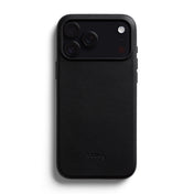 Eine Bellroy-Hülle – Modell „0 Card“ für das iPhone 17 Pro Max in Schwarz, kompatibel mit MagSafe – ist auf der Rückseite eines schwarzen iPhone 17 Pro Max zu sehen, auf der drei Kameralinsen und ein Blitz in der oberen linken Ecke zu erkennen sind.