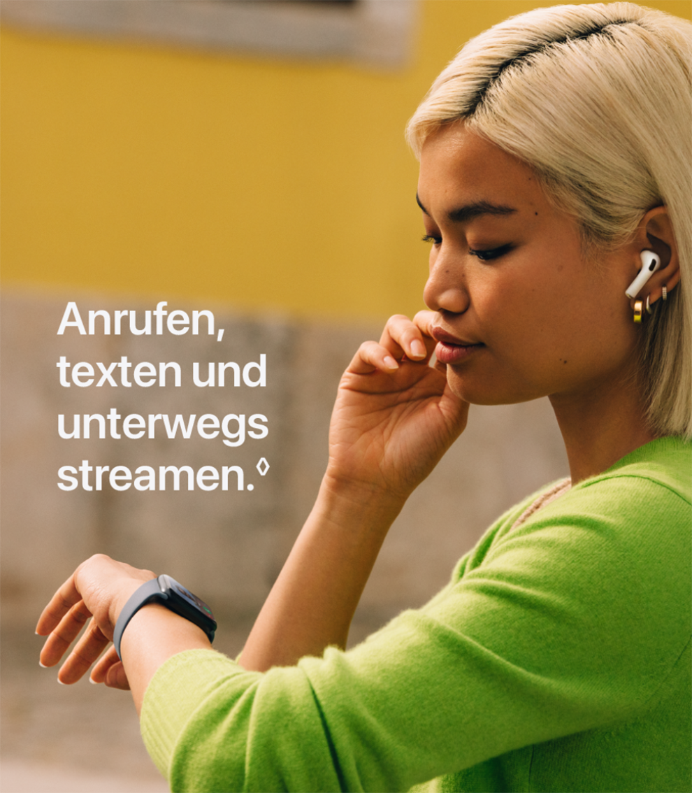 Eine Frau mit blonden Haaren, die kabellose Ohrstöpsel und ein grünes Oberteil trägt, überprüft ihre Smartwatch. Der deutsche Text neben ihr lautet: "Anrufen, texten und unterwegs streamen". Der Hintergrund ist gelb.