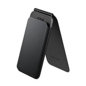 Eine schwarz-graue PITAKA Magnetic Stand Woven Wallet aus Twill mit Carbonfaser-Muster.