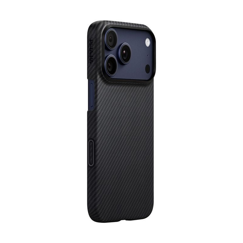Das PITAKA Aramid Ultra Slim Case für iPhone 17 Pro in Schwarz präsentiert sich ultradünn und strukturiert, besteht aus Aramidfaser in Luft- und Raumfahrtqualität und schützt ein Smartphone mit drei Rückkameras sowie Blitz vor weißem Hintergrund.