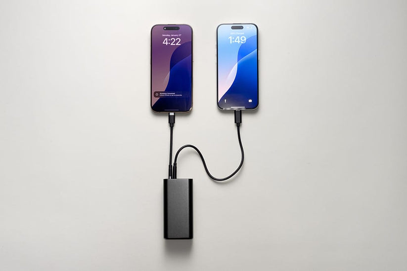 Mophie’nin zarif mophie Powerstation 10K - Schwarz modeline iki akıllı telefon bağlanmıştır; her ikisi de sade, açık gri bir yüzey üzerinde uyumlu siyah şarj kabloları kullanmaktadır. Her iki telefon da saat bilgisinin göründüğü farklı kilit ekranları sergilemekte ve bu, 10.000 mAh kapasiteli bu USB-C şarj cihazının güvenilir şarj performansını vurgulamaktadır.