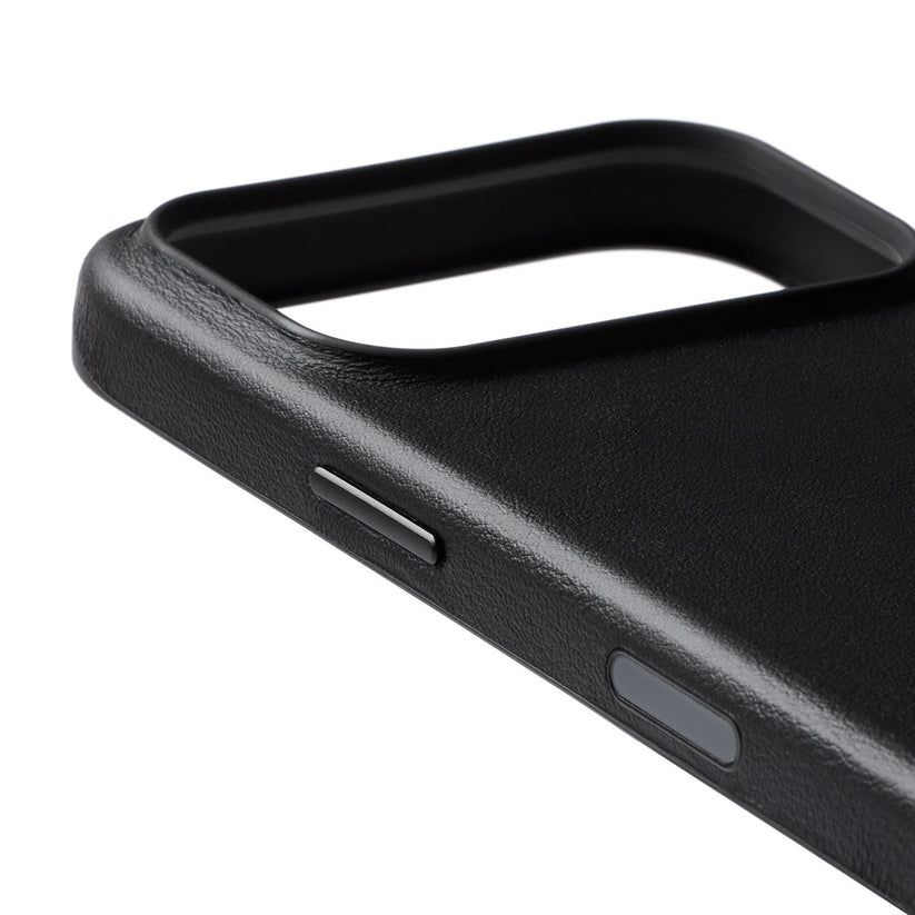 Nahaufnahme der Bellroy-Hülle für das iPhone 17 Pro (0 Karten) in Schwarz, mit Fokus auf die strukturierte Oberfläche, die präzisen Aussparungen für Kamera und Seitentasten sowie die MagSafe-Kompatibilität.