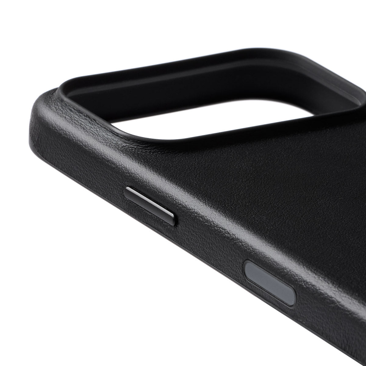 Nahaufnahme der Bellroy-Hülle „0 Card“ für das iPhone 17 Pro Max in Schwarz, mit strukturierter Oberfläche, gut sichtbaren Seitentasten und einer großen Kameraaussparung. Diese MagSafe-kompatible Hülle von Bellroy ist passgenau auf das iPhone 17 Pro Max zugeschnitten.