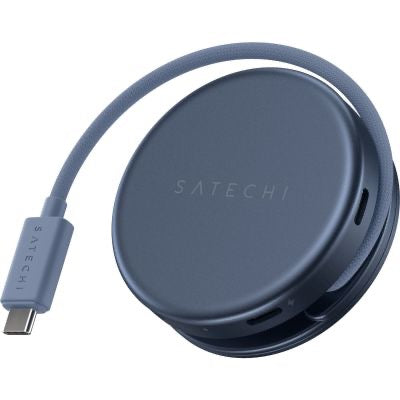 Ein runder, indigoblauer Satechi OntheGo 5-in-1-Multiport-Adapter mit einem kurzen, fest integrierten Kabel. Der Hub verfügt über mehrere Anschlüsse am Rand, und auf der Oberseite ist das Satechi-Logo zu sehen.
