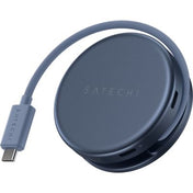 Ein runder, indigoblauer Satechi OntheGo 5-in-1-Multiport-Adapter mit einem kurzen, fest integrierten Kabel. Der Hub verfügt über mehrere Anschlüsse am Rand, und auf der Oberseite ist das Satechi-Logo zu sehen.