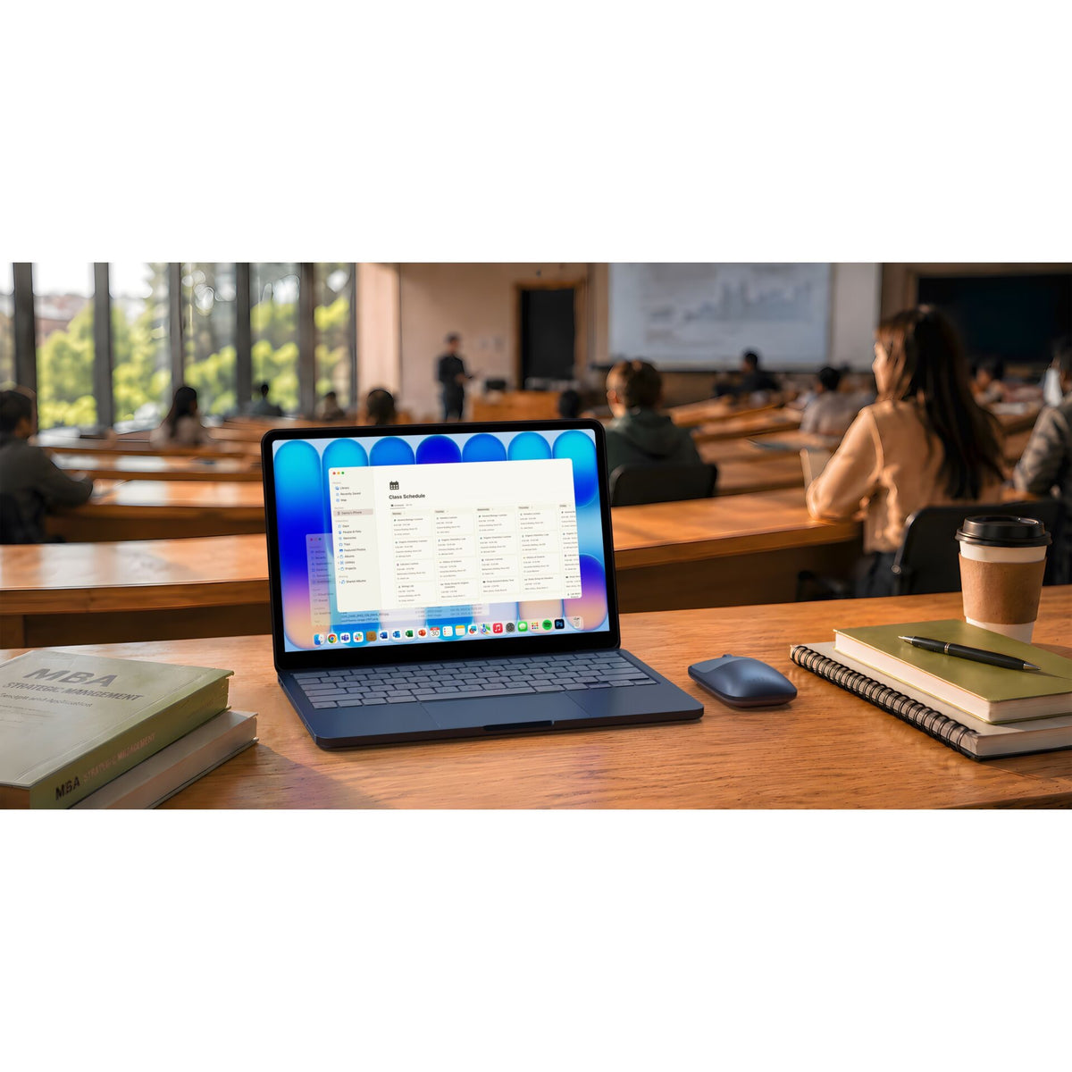 Hier ist eine überarbeitete Version Ihres Satzes unter Verwendung der angegebenen Produktdaten: Auf einem Schreibtisch in einem Klassenzimmer befinden sich ein Laptop, eine Satechi Slim EX Wireless Mouse (Indigo) von Satechi, Bücher und eine Kaffeetasse. Die Studierenden sitzen dem Dozenten an der Vorderseite gegenüber, während große Fenster den Raum mit Tageslicht durchfluten und das ergonomische Design für eine angenehme Lernumgebung sorgt.
