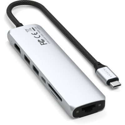 Der Satechi USB-C 7-in-1 Slim Multiport-Adapter mit Ethernet in Silber ist ein vielseitiges Zubehör mit zahlreichen Anschlüssen – darunter USB, HDMI, ein SD-Kartensteckplatz und ein Ethernet-Anschluss. Mit seiner silbernen Oberfläche und dem schwarzen geflochtenen Kabel eignet sich dieser zertifizierte Adapter von Satechi perfekt zur Erweiterung der Anschlussmöglichkeiten all Ihrer Geräte.