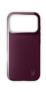 Eine glänzende, kirschrote „Ideal of Sweden“-Hülle mit MagSafe für das iPhone 17 Pro/18 Pro, die oben über eine große Aussparung für die Kamera verfügt. Die untere rechte Ecke ziert der Markenname „Ideal of Sweden“ in kleinen weißen Buchstaben, was die Eleganz des skandinavischen Designs unterstreicht.