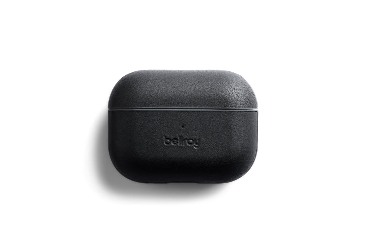 Eine schwarze Bellroy AirPods Jacket Pro (2. Generation) aus Premium-Leder für kabellose Ohrhörer, maßgeschneidert und elegant, abgebildet im geschlossenen Zustand vor weißem Hintergrund.