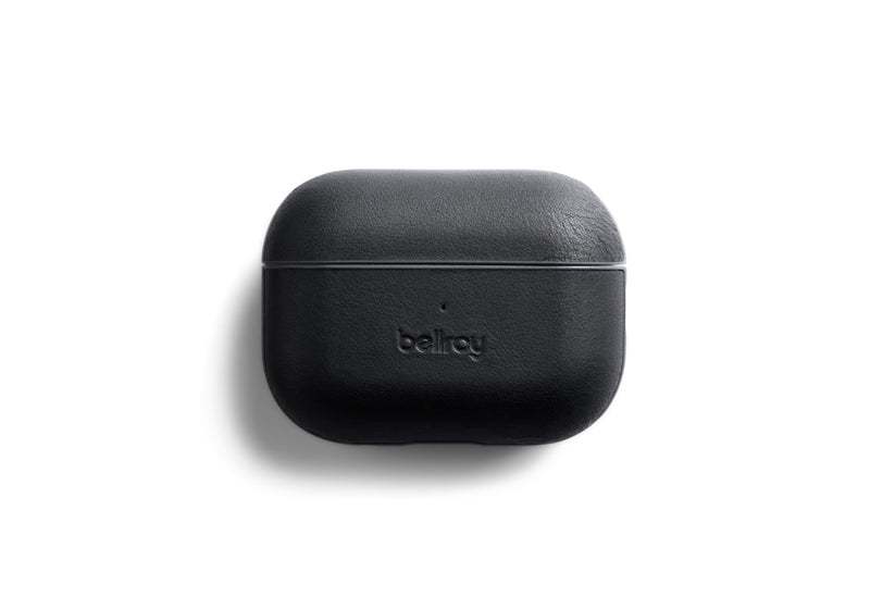 Eine schwarze Bellroy AirPods Jacket Pro (2. Generation) aus Premium-Leder für kabellose Ohrhörer, maßgeschneidert und elegant, abgebildet im geschlossenen Zustand vor weißem Hintergrund.