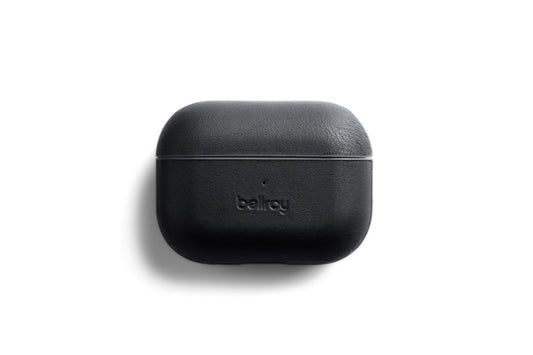 Eine schwarze Bellroy AirPods Jacket Pro (2. Generation) aus Premium-Leder für kabellose Ohrhörer, maßgeschneidert und elegant, abgebildet im geschlossenen Zustand vor weißem Hintergrund.