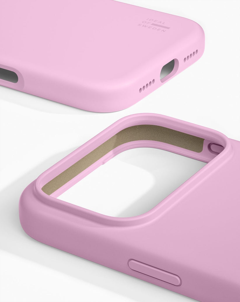 Ideal of Sweden’in iPhone 17 Pro/18 Pro için ürettiği Bubblegum Pink renkli Silikonhülle mit MagSafe kılıfının yakın çekim görüntüsü; hassas kamera açıklığı ve yan düğme tasarımını ön plana çıkarıyor. Bu pürüzsüz silikon kılıf, şarj girişi ve hoparlör delikleri için ayrıntılı açıklıklara sahiptir; Ideal of Sweden’in hem koruma hem de şıklığa önem verenler için mükemmel bir seçimdir.