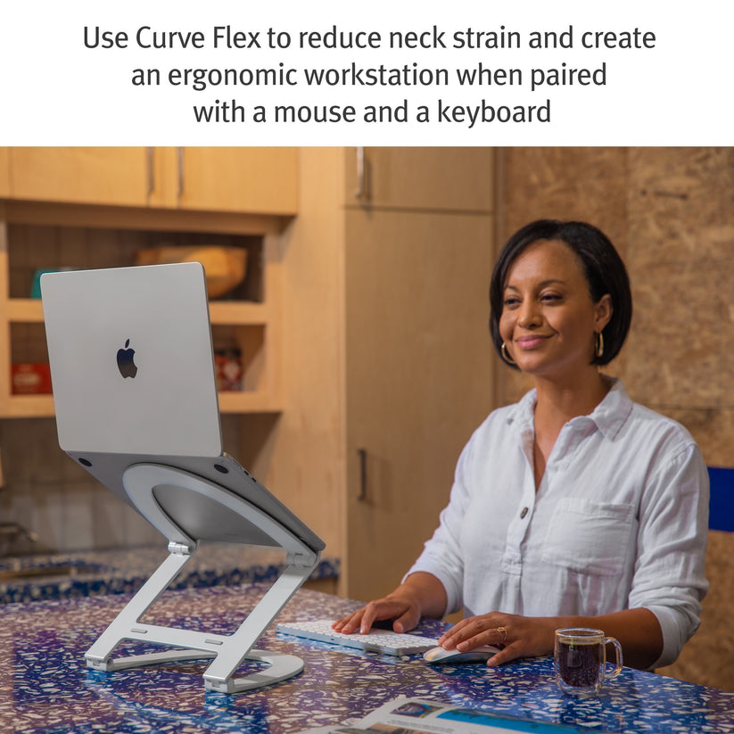Eine Frau sitzt lächelnd an einem Schreibtisch und arbeitet mit einem Laptop auf dem „Twelve South Curve Flex Aluminium-Ständer für MacBook (weiß)“, dazu nutzt sie eine kabellose Maus und eine Tastatur. Der Text darüber beschreibt, wie der „Twelve South Curve Flex“ dazu beiträgt, einen ergonomischen Arbeitsplatz zu schaffen.