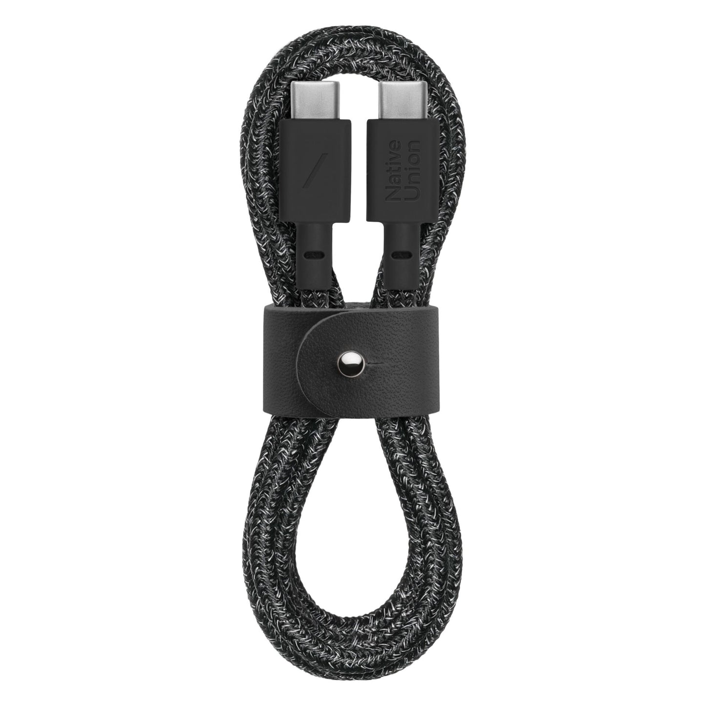 Das „Native Union Belt Cable“ in der Farbe „Cosmos“ ist ein 1,2 Meter langes, geflochtenes, schwarzes USB-C-zu-USB-C-Ladekabel, das über einen schwarzen Lederriemen mit Druckknopf zur sicheren Aufbewahrung verfügt und an einem Stecker das Native Union-Logo trägt.
