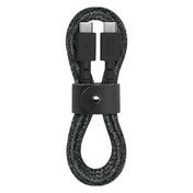 Das „Native Union Belt Cable“ in der Farbe „Cosmos“ ist ein 1,2 Meter langes, geflochtenes, schwarzes USB-C-zu-USB-C-Ladekabel, das über einen schwarzen Lederriemen mit Druckknopf zur sicheren Aufbewahrung verfügt und an einem Stecker das Native Union-Logo trägt.