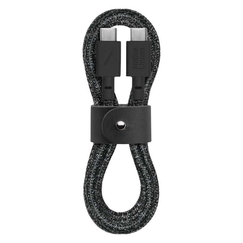 Das „Native Union Belt Cable“ in der Farbe „Cosmos“ ist ein 1,2 Meter langes, geflochtenes, schwarzes USB-C-zu-USB-C-Ladekabel, das über einen schwarzen Lederriemen mit Druckknopf zur sicheren Aufbewahrung verfügt und an einem Stecker das Native Union-Logo trägt.