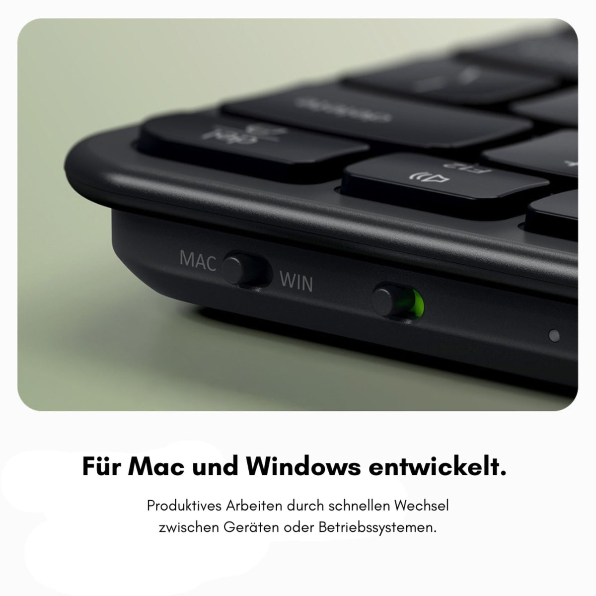Nahaufnahme der Satechi Slim EX3 Wireless Keyboard Space Black DE mit Schaltern, die mit „MAC“ und „WIN“ beschriftet sind, sowie einer grünen Kontrollleuchte. Der darunter stehende deutsche Text hebt die kabellose Tastatur mit deutschem Tastaturlayout und ihre Kompatibilität mit Mac und Windows hervor, was einen schnellen Wechsel zwischen Geräten oder Systemen ermöglicht.