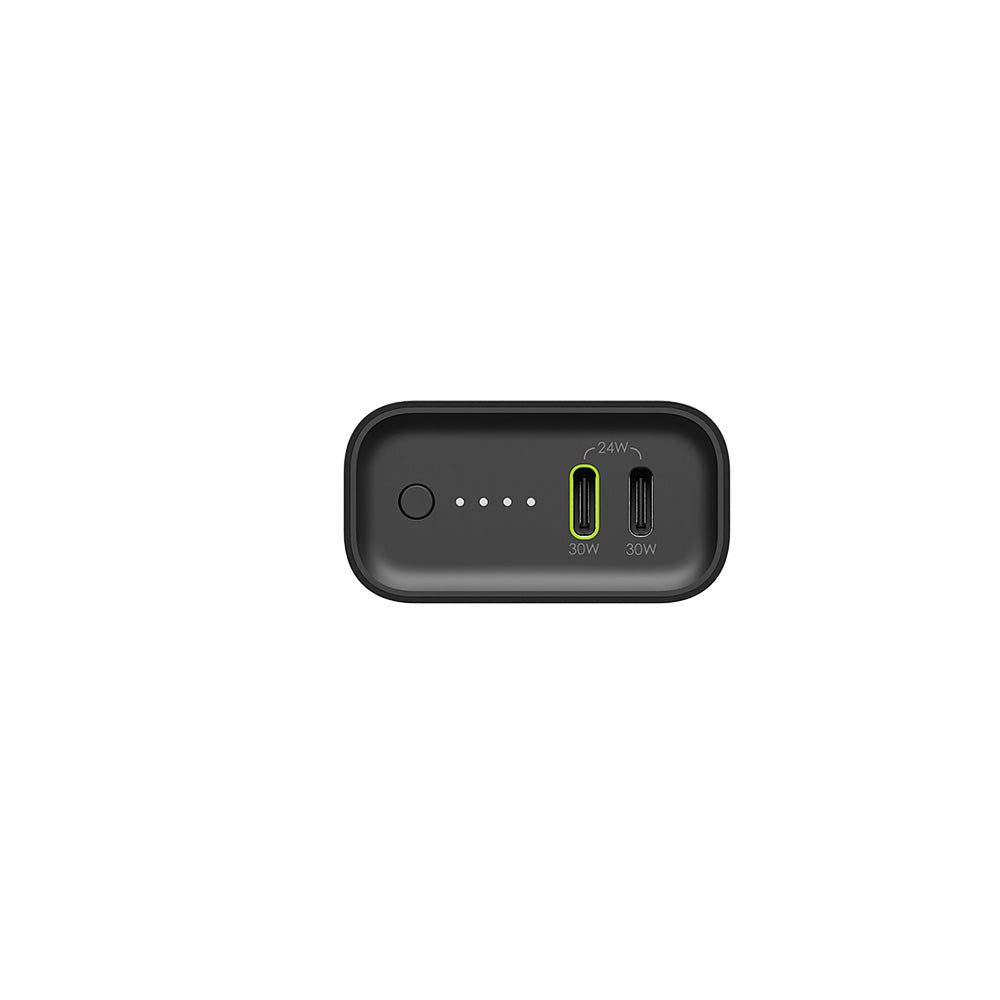 Mophie Powerstation 10K - Schwarz — mophie markalı siyah bir USB-C taşınabilir şarj cihazı — dört adet LED gösterge ışığına ve 24 W ile 30 W olarak etiketlenmiş iki şarj girişine sahiptir; bunlardan biri yeşil, diğeri ise siyah çerçevelidir. Beyaz bir arka plan üzerinde gösterilen bu güvenilir 10.000 mAh kapasiteli şarj cihazı, hareket halindeyken birden fazla cihazı şarj etmek için idealdir.