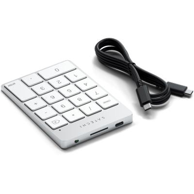 Eine weiße kabellose Zifferntastatur, das „Satechi Slim Wireless Keypad Silver“ von Satechi, wird zusammen mit einem schwarzen USB-C-Ladekabel vor weißem Hintergrund präsentiert.