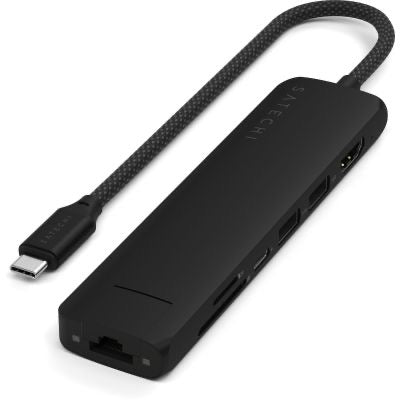 Ein schwarzer Satechi USB-C 7-in-1 Slim Multiport-Adapter mit Ethernet, der über mehrere Anschlüsse wie Ethernet, HDMI und USB verfügt und über ein geflochtenes Kabel angeschlossen wird.