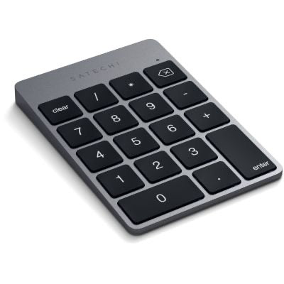 Das Satechi Slim Wireless Keypad Space Gray verfügt über schwarze Tasten auf einem eleganten, metallisch-grauen Sockel und bietet Ziffern, Rechenzeichen, eine Löschtaste sowie eine Eingabetaste für eine einfache und mühelose drahtlose Zahleneingabe.