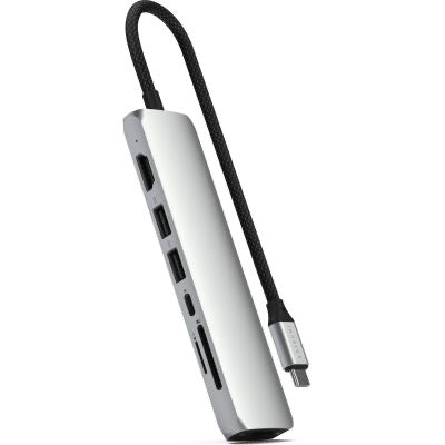 Ein silberner Satechi USB-C 7-in-1 Slim Multiport-Adapter mit Ethernet, ausgestattet mit HDMI-, USB-A-, SD- und microSD-Kartensteckplätzen, angeschlossen über ein schwarzes geflochtenes Kabel.