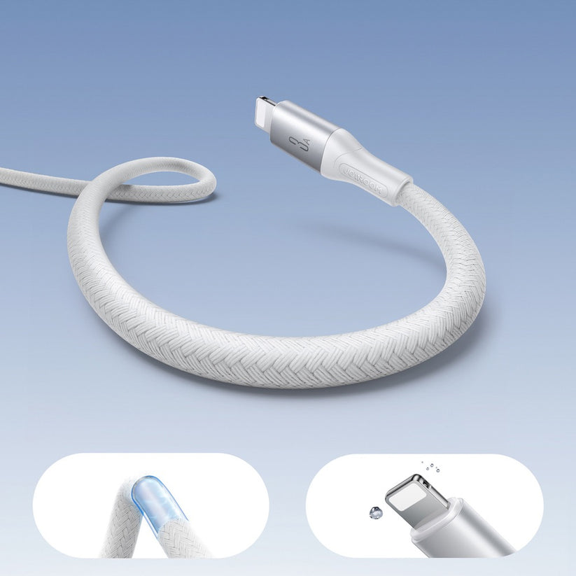 Ein weißes Joyroom USB-A-auf-Lightning-Kabel (1 m, 15 W, USB 2.0) wird vor einem blauen Hintergrund gezeigt, wobei Nahaufnahmen den verstärkten Stecker des Kabels und die strapazierfähige gewebte Struktur für schnelles Aufladen hervorheben.