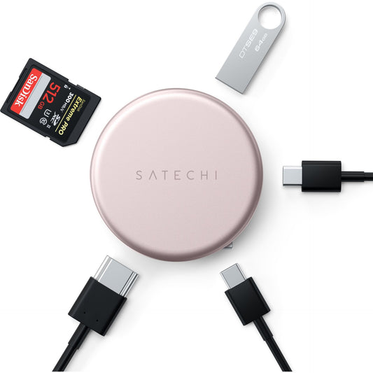 Ein runder, rosafarbener Satechi OntheGo 5-in-1-Multiport-Adapter von Satechi mit kompaktem Design ist umgeben von einer SD-Karte, einem USB-Stick und drei USB-C-Kabeln, die alle ordentlich auf weißem Hintergrund um den Hub herum angeordnet sind.