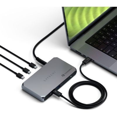 Der Satechi Thunderbolt 4 Slim Hub Pro in Space Grau von Satechi lässt sich nahtlos an Ihren Laptop anschließen und unterstützt verschiedene Kabeltypen wie USB-C und HDMI. Mit diesem Thunderbolt-4-Hub können Sie dank der erweiterten Anschlüsse und verbesserten Verbindungsmöglichkeiten mühelos Ihre Anschlussmöglichkeiten erweitern und Ihren Arbeitsplatz übersichtlich gestalten.