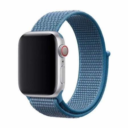 Das DEVIA Nylonarmband in Cape Cod Blue passt zu 38/40/41 mm Apple Watches und ist auf einer silbernen Uhr mit schwarzem Bildschirm abgebildet, die auf weißem Hintergrund schräg gestellt ist. Der Seitenknopf der Uhr ist mit einem roten Ring versehen.