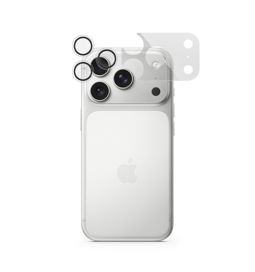 Ein iPhone 17 Pro/18 Pro in Silber ist von hinten zu sehen, wobei die drei Kameralinsen zu erkennen sind. Oberhalb des Smartphones ist ein „Epico Kameraschutz für iPhone 17 Pro/18 Pro – inklusive Schutz für die Kameraleiste“, ein transparenter Kameralinsenschutz von Epico, so positioniert, dass er perfekt über das Kameramodul passt.